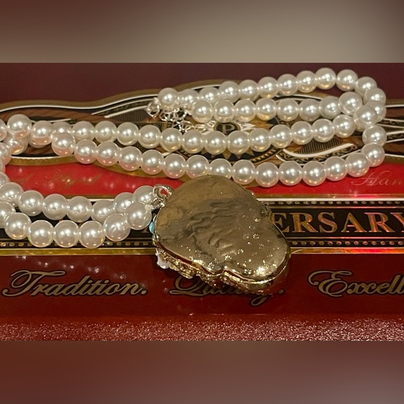 Day of the dead Sugar skull with faux pearls fashion necklace - Picture 4 of 4